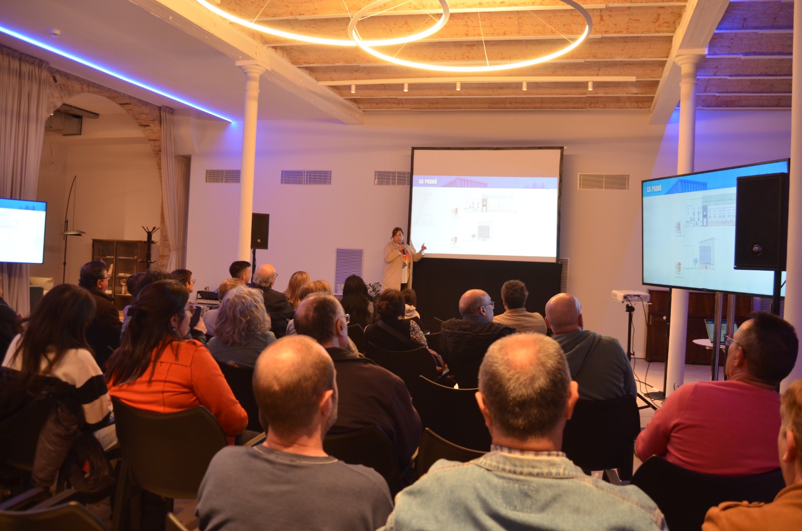 Veïns i veïnes participen en la reunió sobre les obres a la muralla i Ca Padró